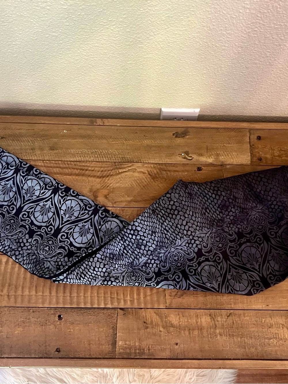 Prana Black and Blue Gray Ombré Snake and Floral Print Capri Leggings XS